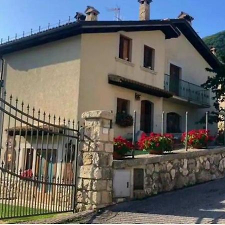 Villa A Due Passi Dai Lupi à Civitella Alfedena Extérieur photo