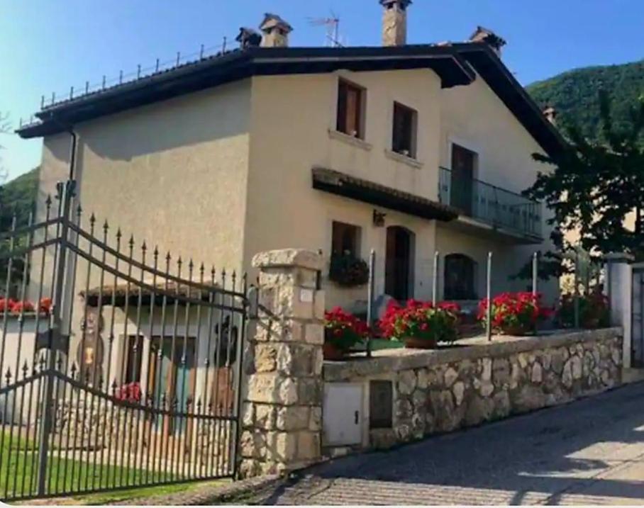 Villa A Due Passi Dai Lupi à Civitella Alfedena Extérieur photo